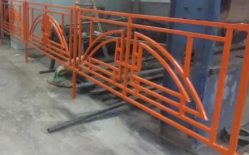 Ограждение тротуара из профильной трубы